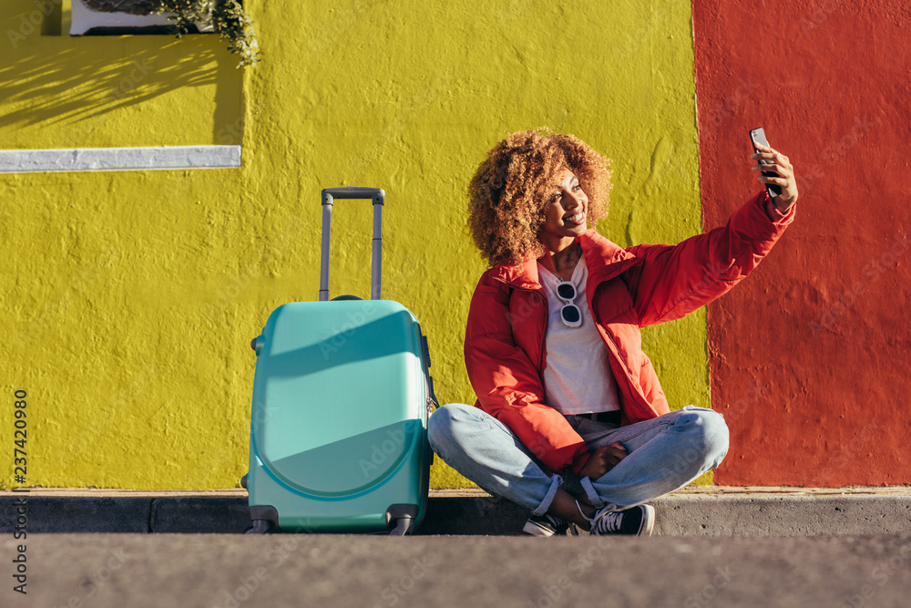 女性旅行者在户外自拍