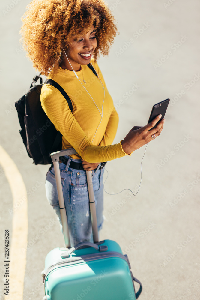 女旅行者站在街上等出租车