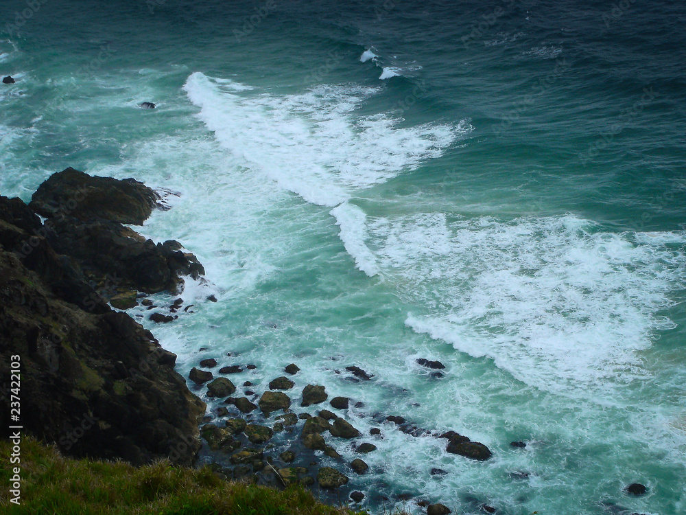 海浪拍打着岩石