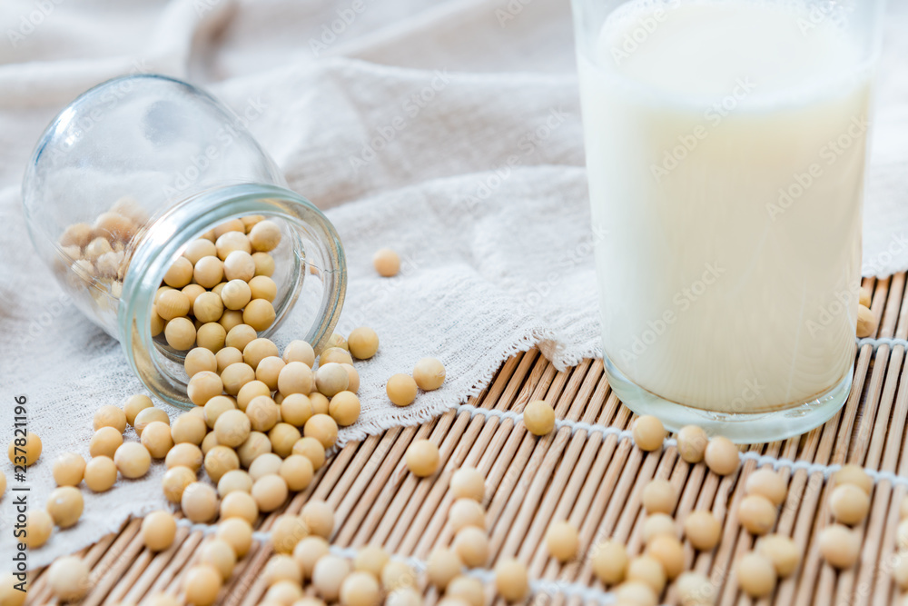 A glass of soymilk and soybeans