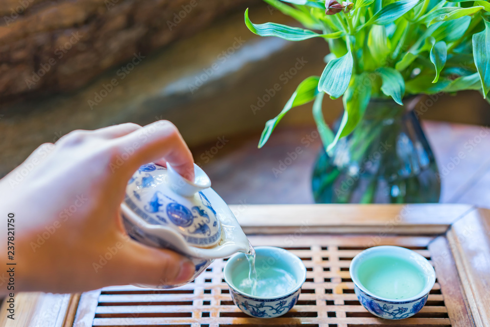 Blue and white tea sets and tea drinks