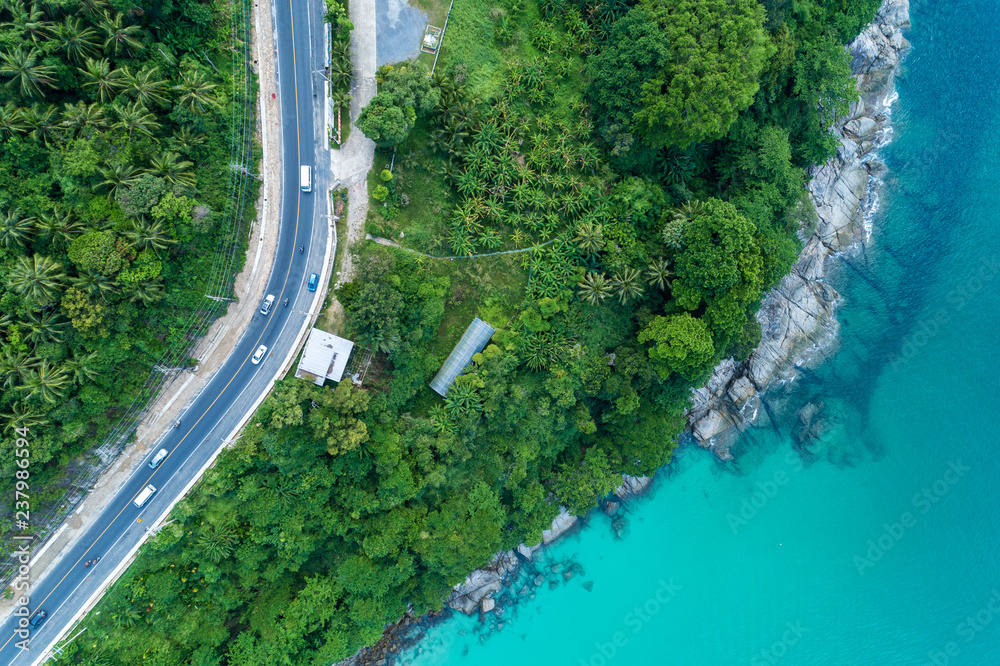 鸟瞰无人机拍摄的海滨道路图像的热带海洋俯视景观