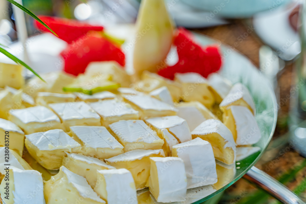 餐厅盘子里的甜切片甜点。给客人的美味糖果。特写