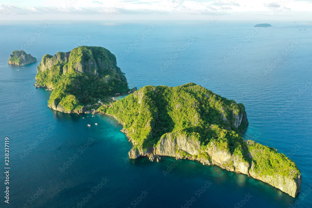 El Nido群岛旅游目的地Cauayan绿松石海岸水域的无人机鸟瞰图