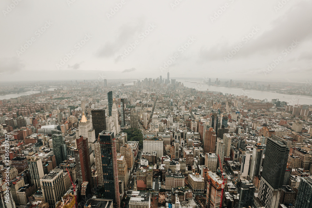 曼哈顿-纽约市天际线建筑景观。纽约雨天。