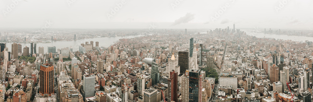 曼哈顿-纽约市天际线建筑全景。纽约雨天。