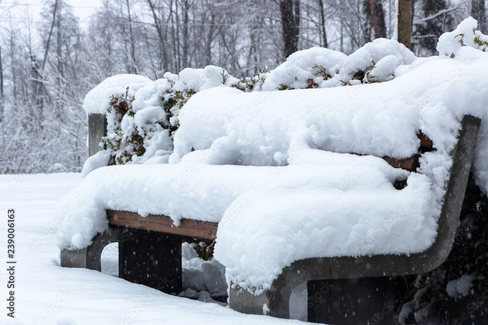 冬天公园长椅上的雪。