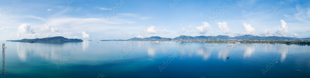 全景美丽的热带海洋，海洋景观中的云朵反射自然景观背景