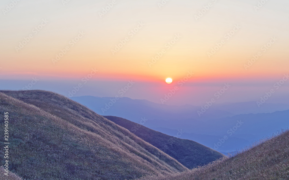 中国江西武功山，日落时分的群山美景。