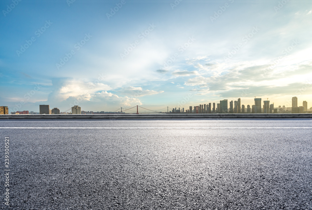 城市天际线的空柏油路