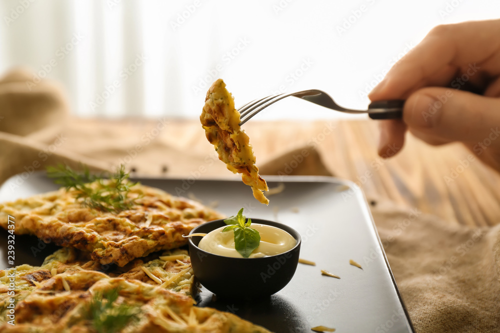 女人在吃美味的南瓜华夫饼配酱汁，特写镜头