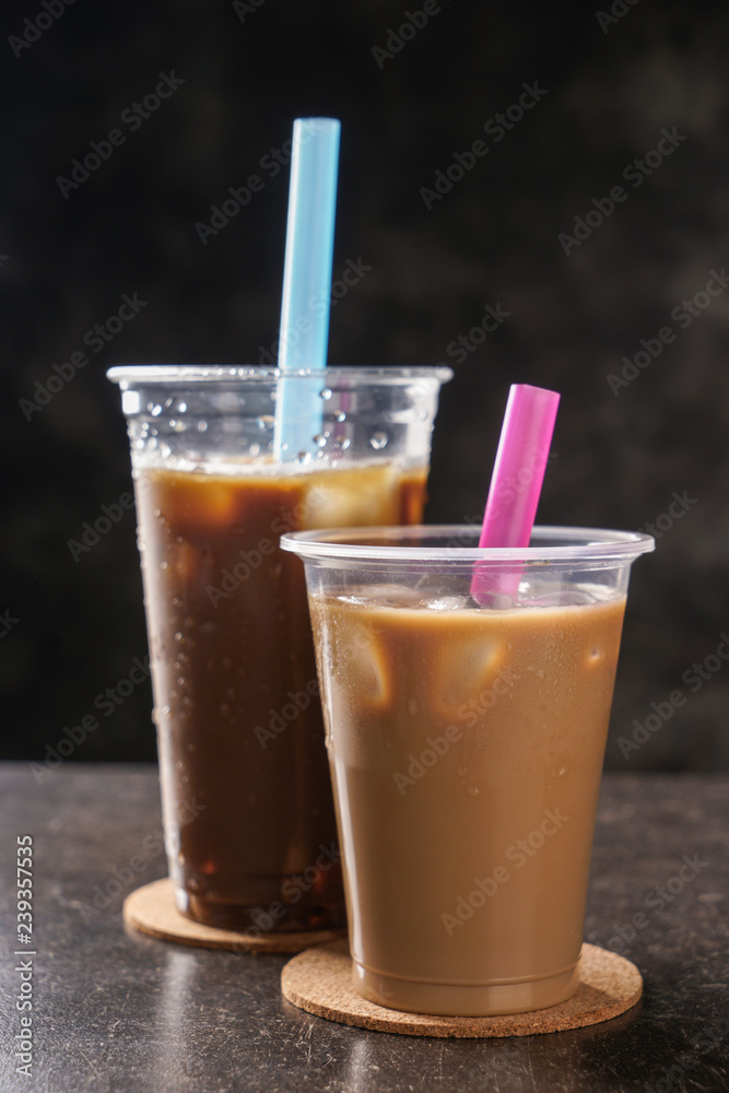 桌上有美味的frappe咖啡塑料杯