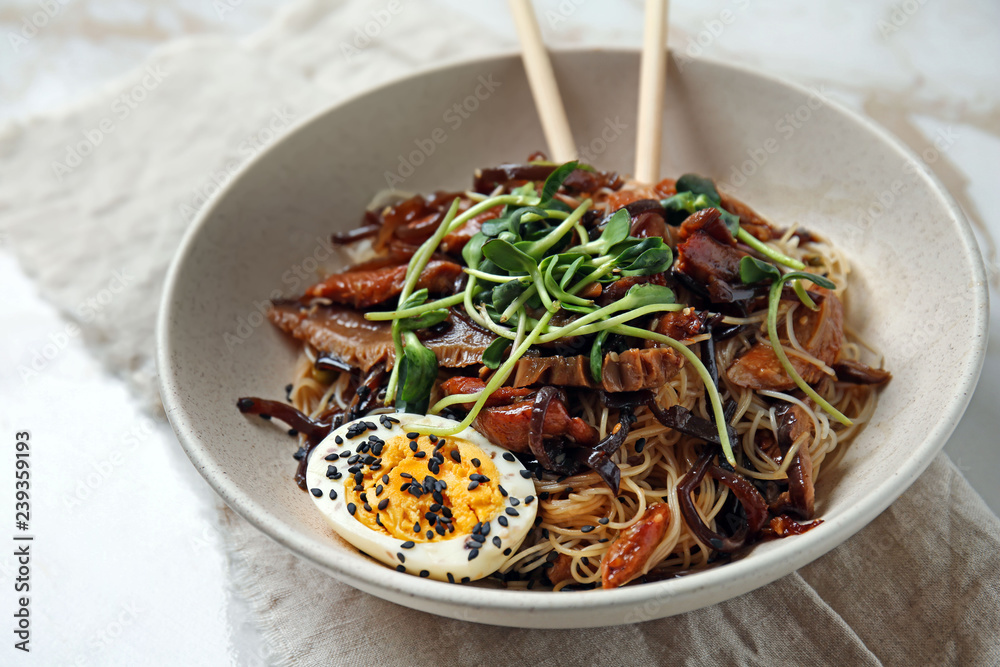 桌上有美味的中国面条、蘑菇和鸡蛋，特写