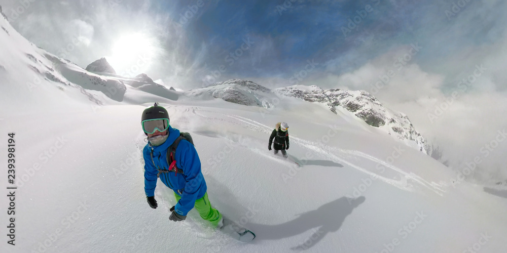 360 VR：活跃的女性和男性游客在落基山脉滑雪。