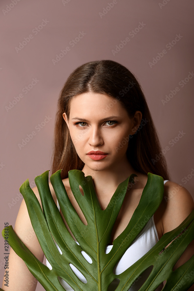 彩色背景为绿色热带树叶的美女肖像