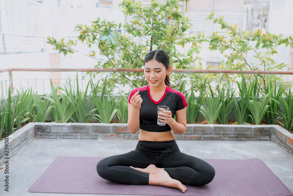 快乐的女人服用药丸、药物、维生素和补充剂