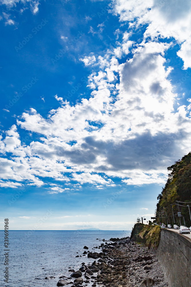 海沿いの道と爽やかな空