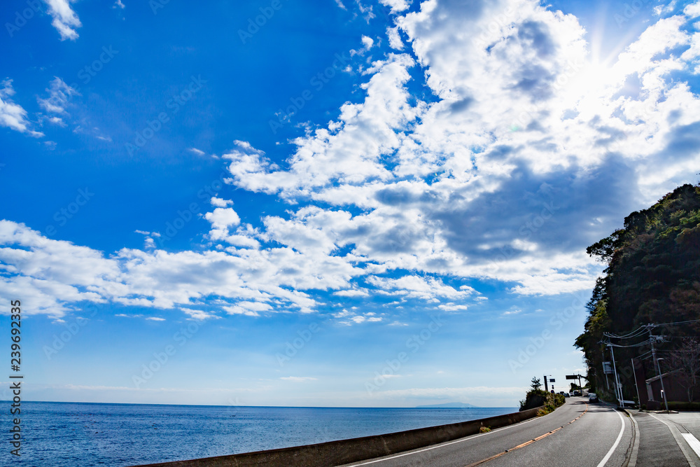 海沿いの道と爽やかな空