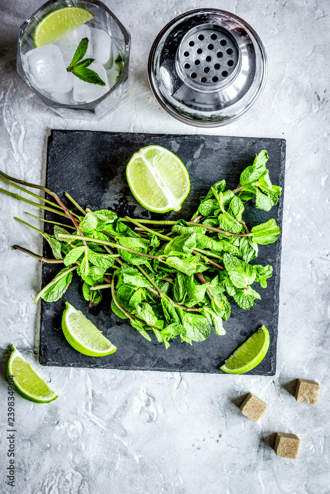 在石头背景上制作mojito俯视图