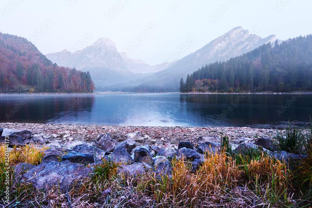 瑞士阿尔卑斯山奥伯西湖上宁静的秋景。霜冻的草地和群山倒影清晰