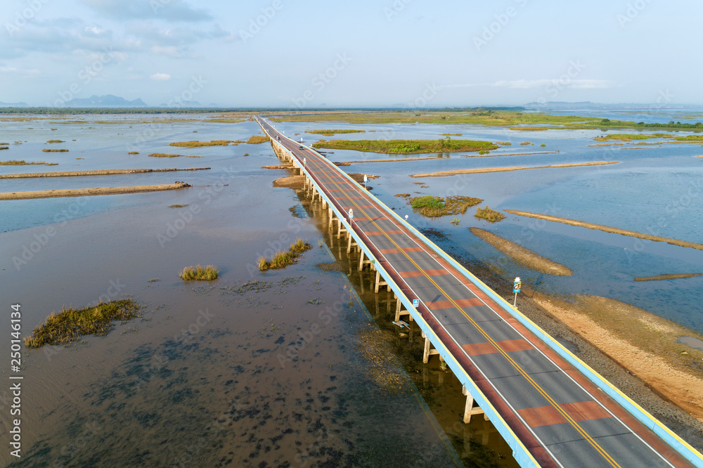 塔莱诺伊湖大桥（Ekachai大桥）彩色公路桥跨湖鸟瞰无人机照片