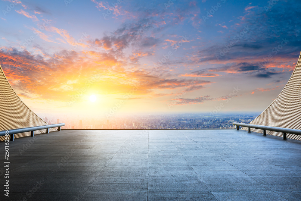 上海的城市天际线和空广场层建筑，高角度视角