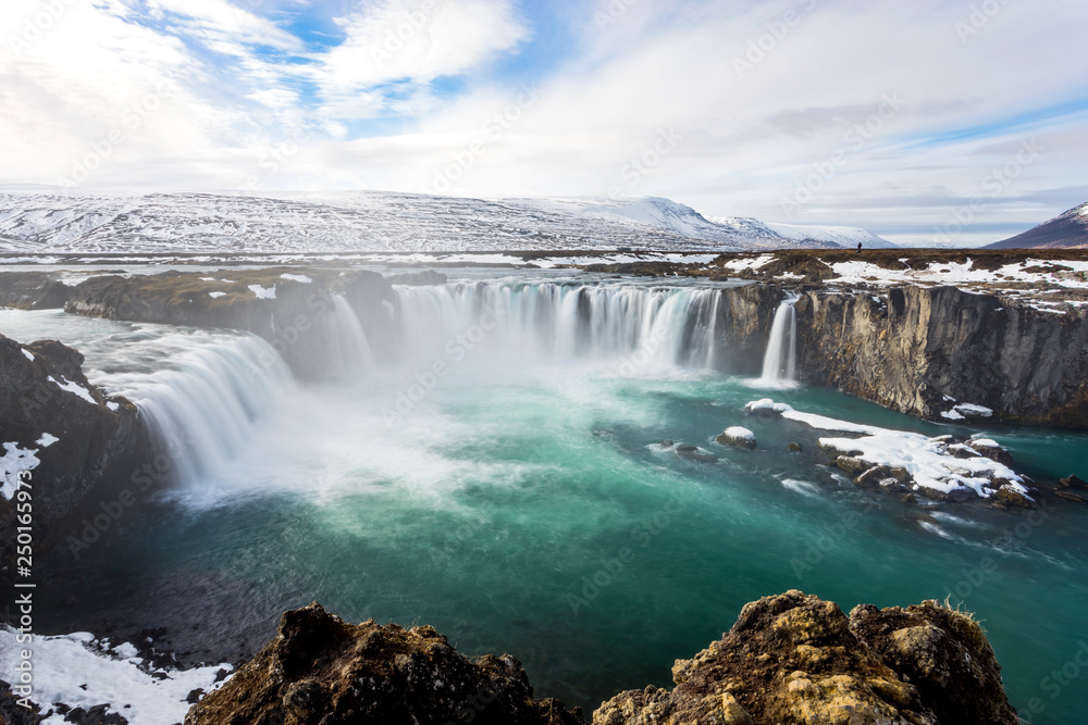 Godafoss（众神瀑布）是冰岛北部法莫沿岸的一个受欢迎的旅游目的地