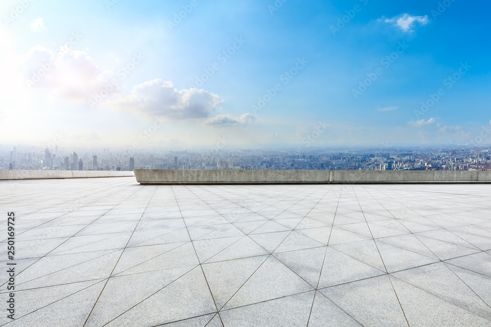 中国上海，空荡荡的楼层和城市天际线与建筑