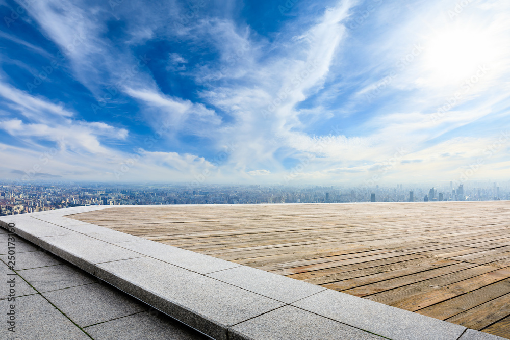 中国上海的木制建筑平台和城市天际线与建筑