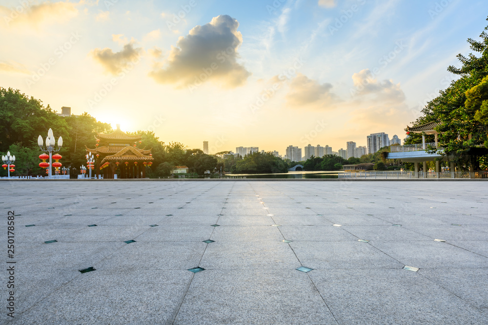 中国上海美丽的城市花园和空层的传统展馆建筑