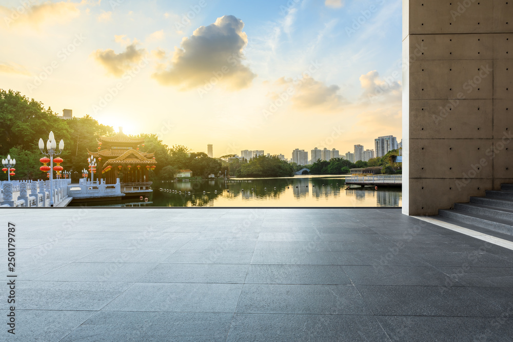 中国上海美丽的城市花园和空层的传统展馆建筑