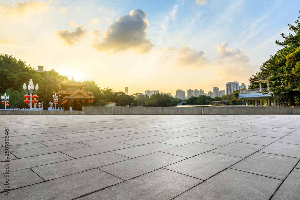 中国上海美丽的城市花园和空层的传统展馆建筑