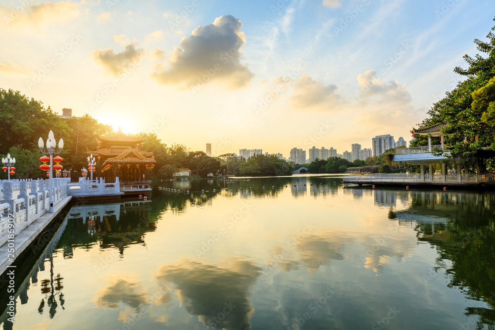 中国城市花园中的上海传统建筑亭和美丽的倒影