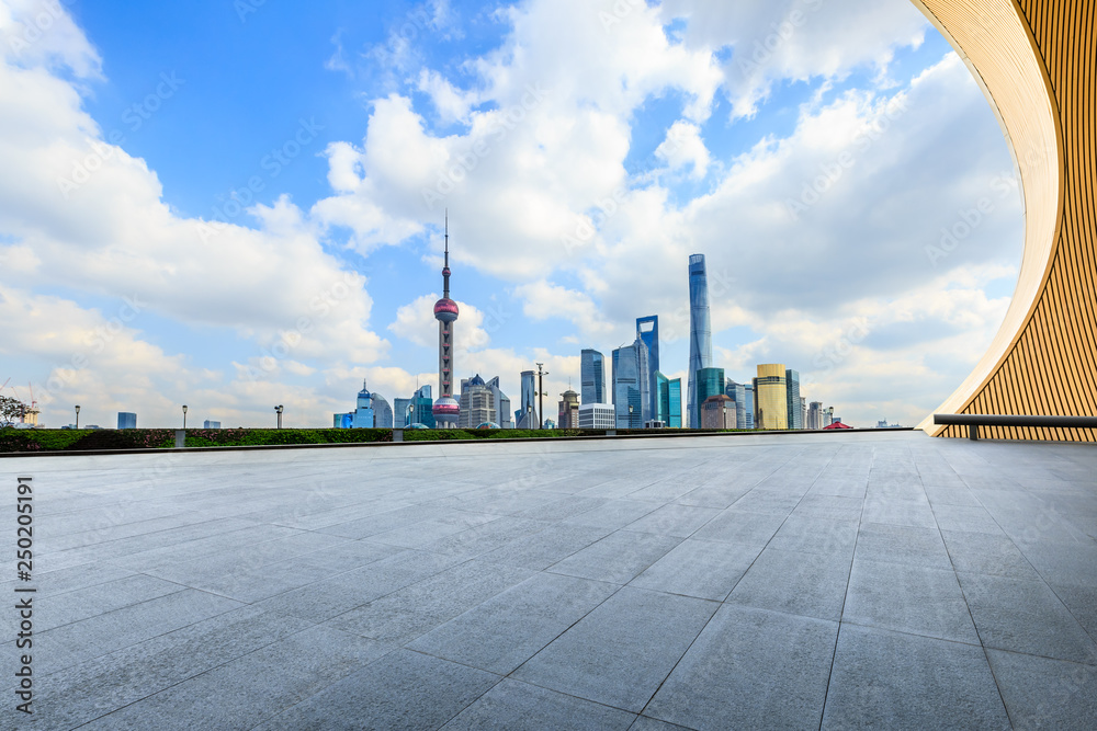 上海陆家嘴金融区空荡荡的广场层和城市景观