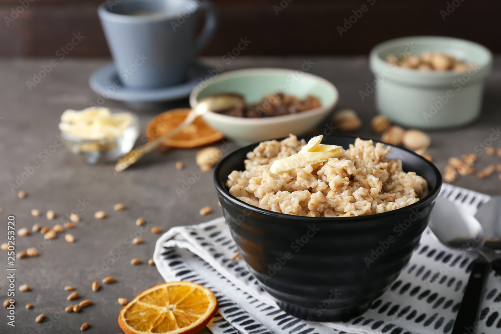 灰色餐桌上的美味燕麦片碗