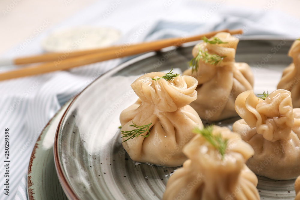 桌上有美味饺子的盘子，特写