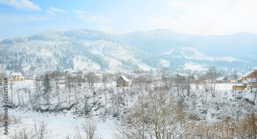 冬日里美丽的雪山度假村