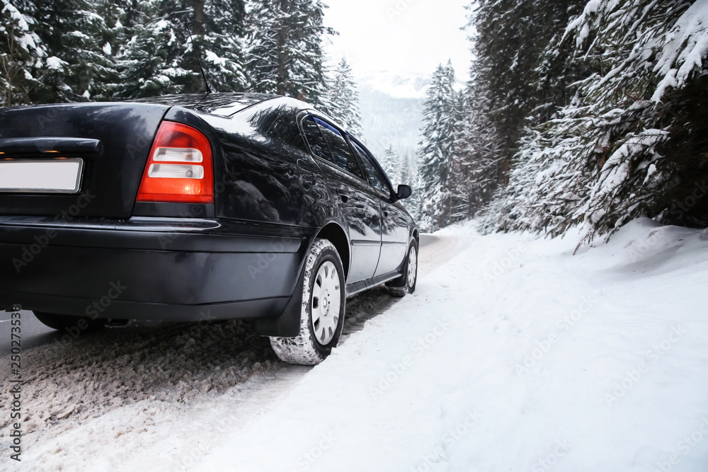 雪域冬季度假区道路上的汽车