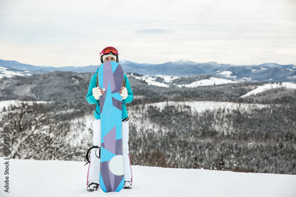 冬季度假胜地滑雪板运动女性