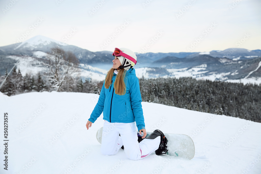 冬季度假胜地的女单板滑雪运动员