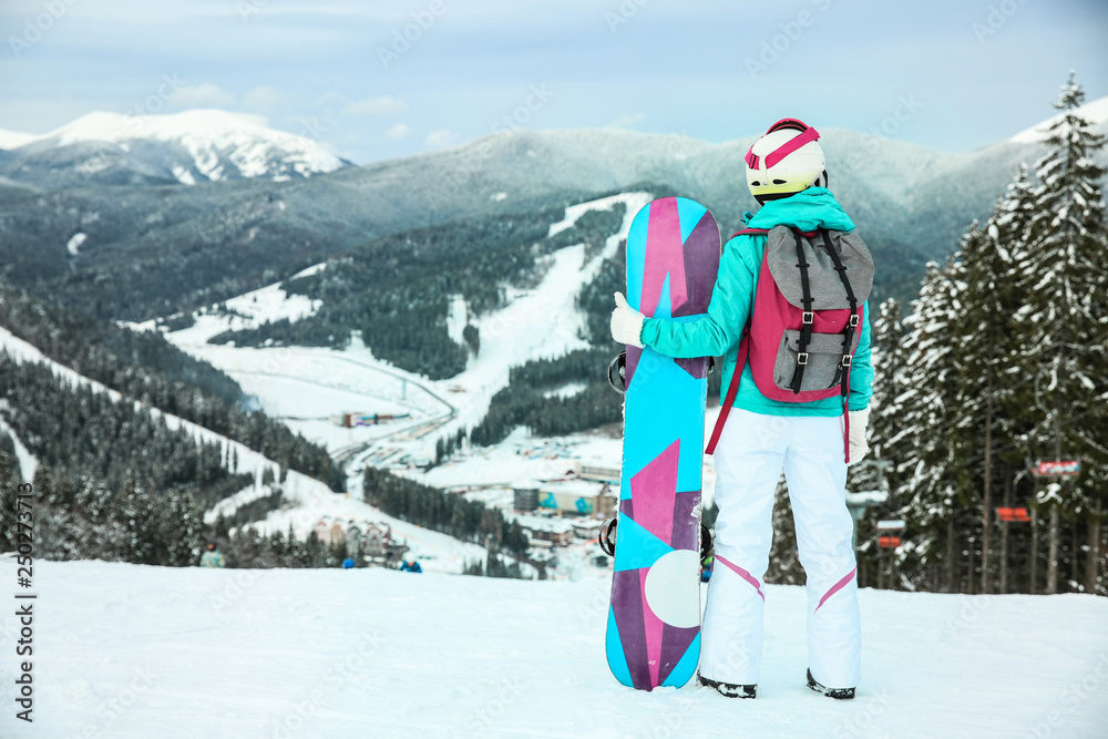 冬季度假胜地滑雪板运动女性