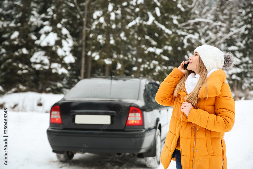 一名年轻女子在雪地避暑山庄打电话