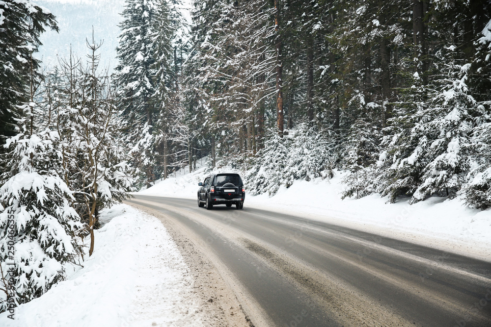 雪地冬季度假区道路上的汽车