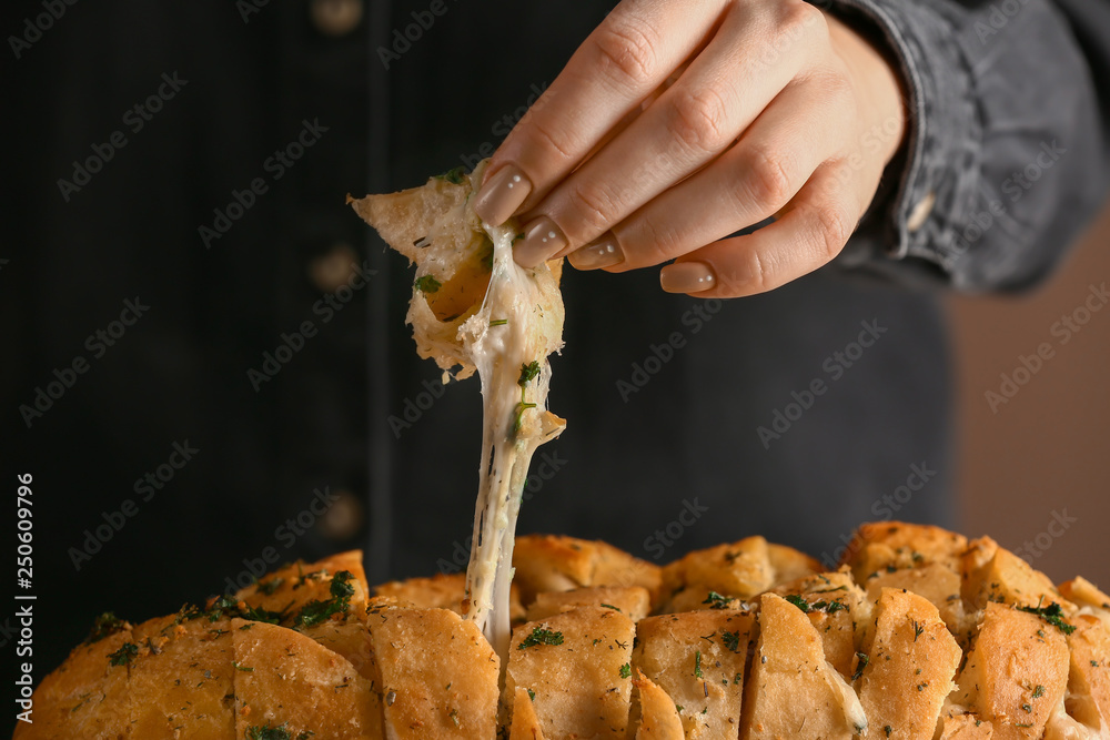 女人在吃美味的大蒜面包，特写镜头