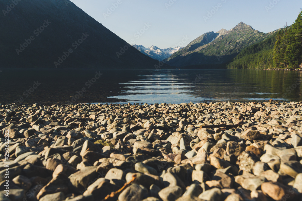 阿尔泰的湖泊和山脉景观。