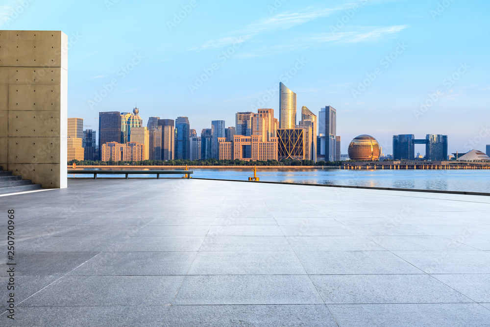 空荡荡的广场层和有建筑的杭州城市天际线