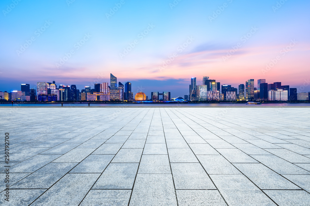 空荡荡的广场层，杭州美丽的城市夜景