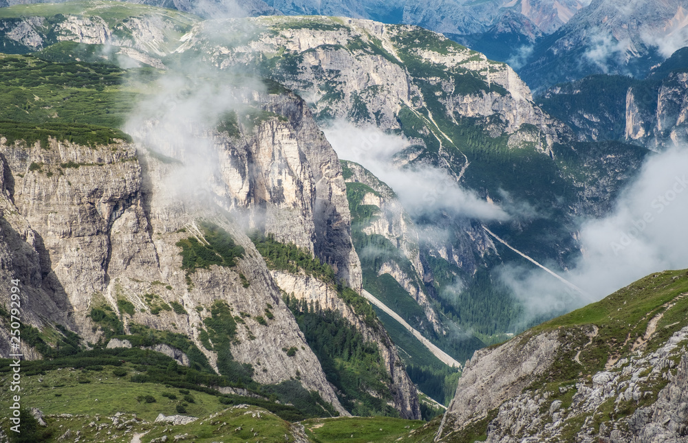 意大利多洛米蒂阿尔卑斯山全景。云层中的山脊。美丽的风景