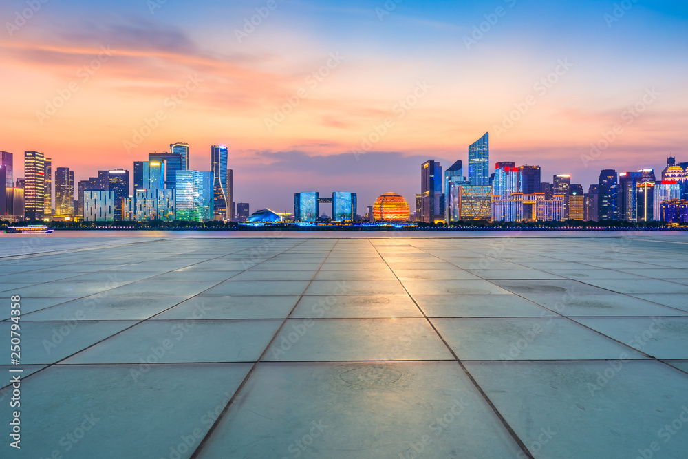 空荡荡的广场层，杭州美丽的城市夜景