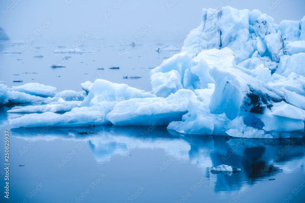 冰岛Jokulsarlon冰川泻湖中的冰山。